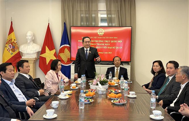 Le vice-président permanent de l'Assemblée nationale Trân Thanh Mân en visite de travail en Espagne ảnh 2 Le vice-président permanent de l'Assemblée nationale Trân Thanh Mân en visite de travail en Espagne ảnh 2