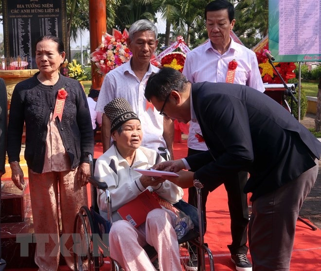 Da Nang : cérémonie pour rendre hommage aux héros morts sur l'île de Gac Ma ảnh 3 Da Nang : cérémonie pour rendre hommage aux héros morts sur l'île de Gac Ma ảnh 3