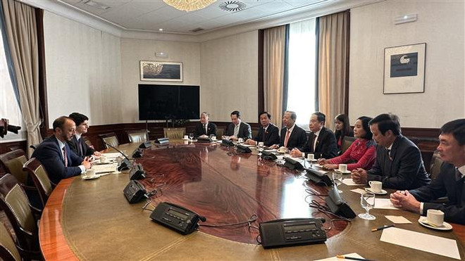 Le vice-président permanent de l'AN s'entretient avec des dirigeants du parlement espagnol ảnh 2 Le vice-président permanent de l'AN s'entretient avec des dirigeants du parlement espagnol ảnh 2