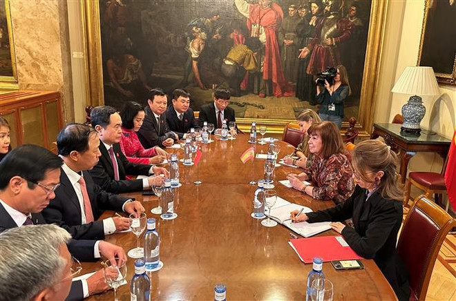 Le vice-président permanent de l'AN s'entretient avec des dirigeants du parlement espagnol ảnh 1 Le vice-président permanent de l'AN s'entretient avec des dirigeants du parlement espagnol ảnh 1