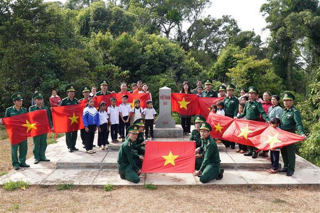 Offrir 10.000 drapeaux nationaux à un district frontalier de Dak Nong ảnh 1