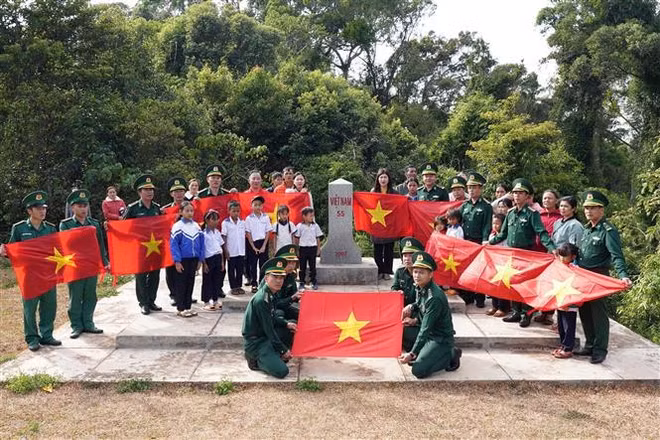 Offrir 10.000 drapeaux nationaux à un district frontalier de Dak Nong ảnh 1 Offrir 10.000 drapeaux nationaux à un district frontalier de Dak Nong ảnh 1