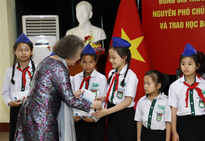 Bourses d’études accordées à des élèves vietnamiens d'outre-mer défavorisés au Laos ảnh 1 Bourses d’études accordées à des élèves vietnamiens d'outre-mer défavorisés au Laos ảnh 1