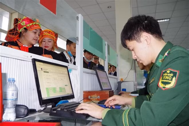 Reprise du dédouanement au poste frontalier de Ma Lu Thang ảnh 1