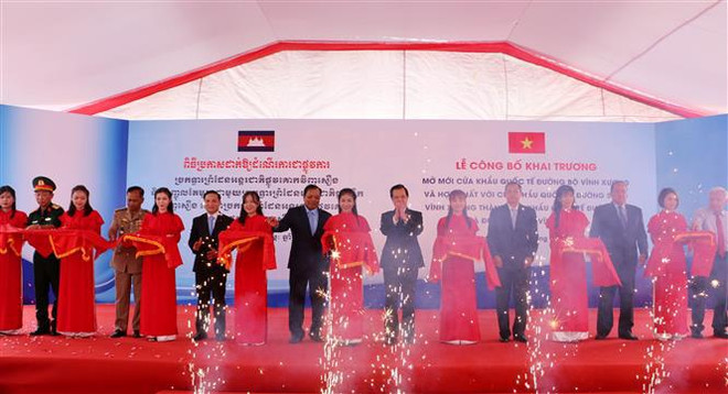 Le Vietnam et le Cambodge ouvrent un poste-frontière terrestre et fluvial international ảnh 1