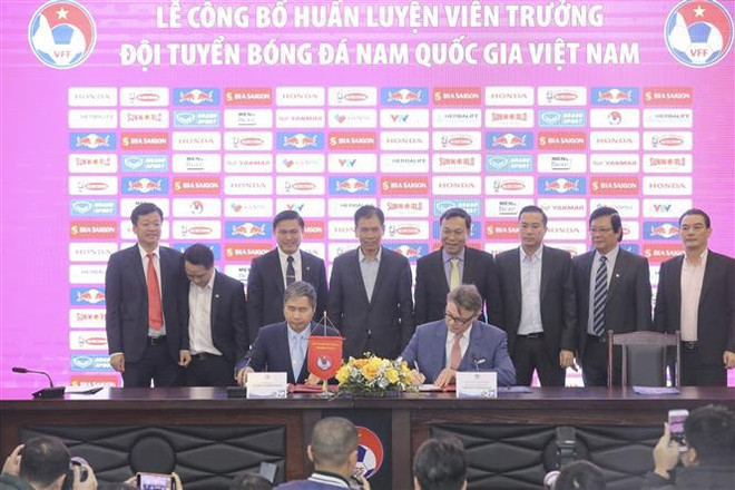 Philippe Troussier devient officiellement sélectionneur de l'équipe de football du Vietnam ảnh 2 Philippe Troussier devient officiellement sélectionneur de l'équipe de football du Vietnam ảnh 2