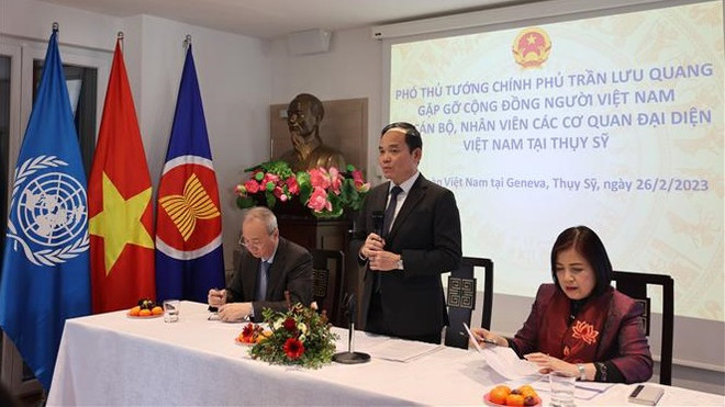 Le vice-Premier ministre Tran Luu Quang rencontre des Vietnamiens en Suisse ảnh 1