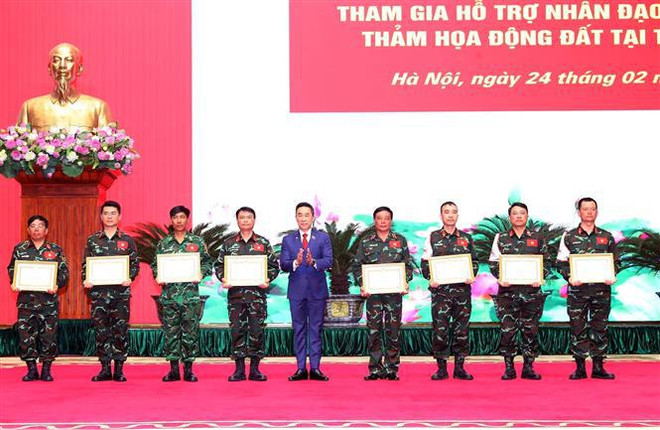 Distinction des forces participant aux missions de sauvetage en Turquie ảnh 3 Distinction des forces participant aux missions de sauvetage en Turquie ảnh 3