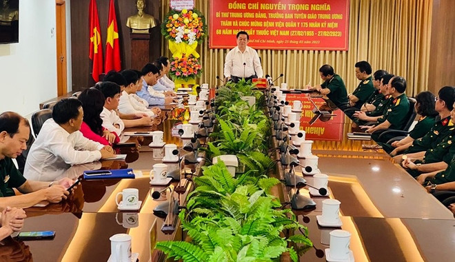 Un responsable du Parti visite les hôpitaux avant la Journée des médecins vietnamiens ảnh 1 Un responsable du Parti visite les hôpitaux avant la Journée des médecins vietnamiens ảnh 1
