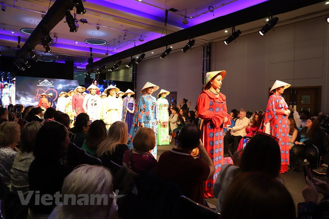 Honorer la beauté de la tunique traditionnelle des femmes vietnamiennes à Londres ảnh 2 Honorer la beauté de la tunique traditionnelle des femmes vietnamiennes à Londres ảnh 2