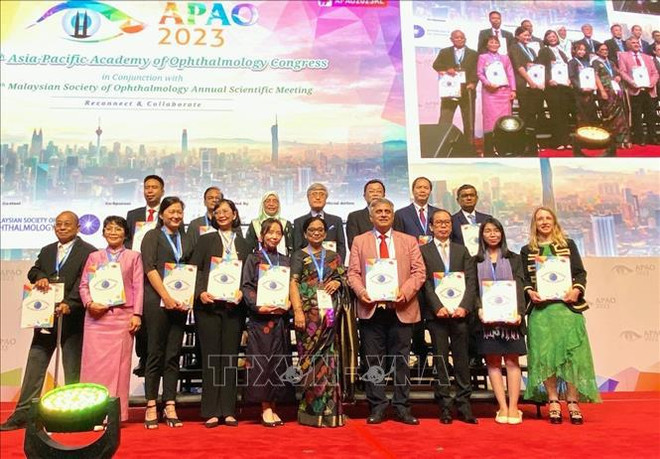 L’ophtalmologiste Nguyên Viêt Giap reçoit le prix de l’APAO ảnh 2 L’ophtalmologiste Nguyên Viêt Giap reçoit le prix de l’APAO ảnh 2