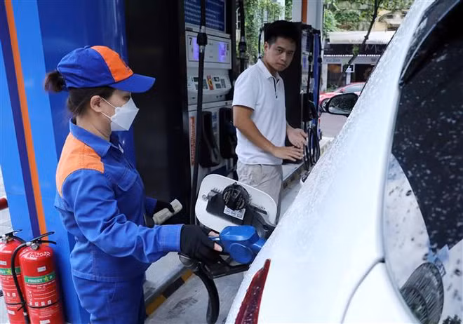 Les prix des carburants en baisse à partir du 21 février ảnh 2