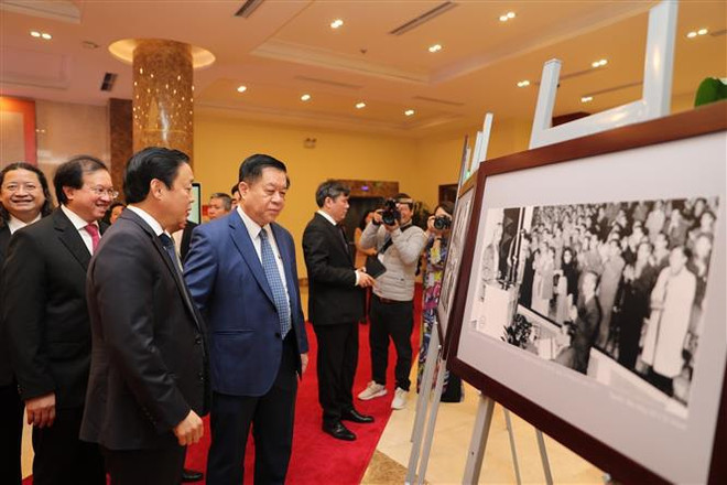 Ouverture de l'exposition de photos en l’honneur des 80 ans du Programme culturel du Vietnam ảnh 2 Ouverture de l'exposition de photos en l’honneur des 80 ans du Programme culturel du Vietnam ảnh 2