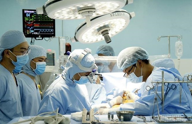 Des autorités de HCM-V saluent les médecins exemplaires avant la Journée des médecins vietnamiens ảnh 2 Des autorités de HCM-V saluent les médecins exemplaires avant la Journée des médecins vietnamiens ảnh 2