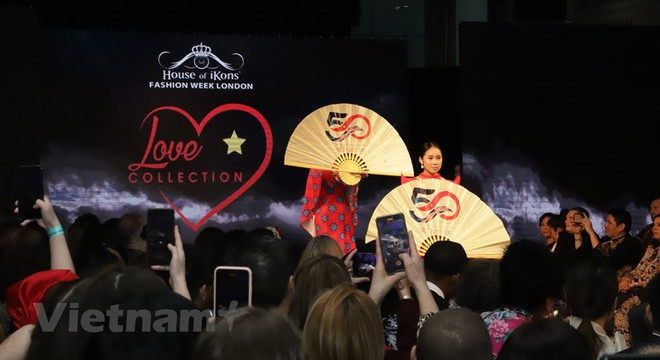 Honorer la beauté de la tunique traditionnelle des femmes vietnamiennes à Londres ảnh 1 Honorer la beauté de la tunique traditionnelle des femmes vietnamiennes à Londres ảnh 1