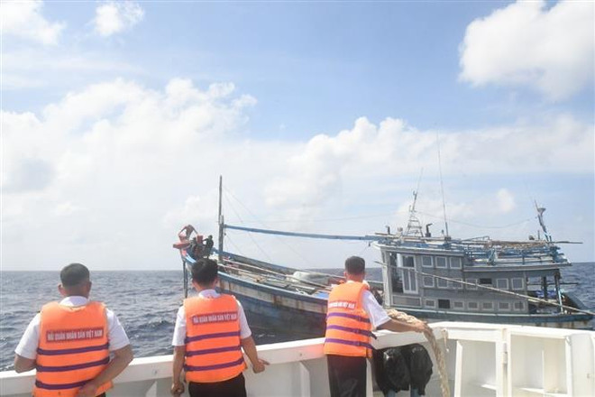 Khanh Hoa: un bateau de pêche en détresse remorqué en toute sécurité ảnh 1