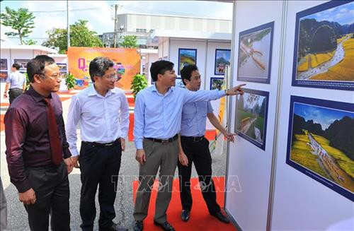 L’ouverture de l’exposition photographique "A travers des régions patrimoniales" à Ninh Binh ảnh 1 L’ouverture de l’exposition photographique "A travers des régions patrimoniales" à Ninh Binh ảnh 1