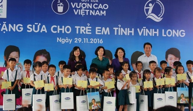La vice-présidente vietnamienne offre des bourses scolaires à des enfants de Vinh Long ảnh 1 La vice-présidente vietnamienne offre des bourses scolaires à des enfants de Vinh Long ảnh 1