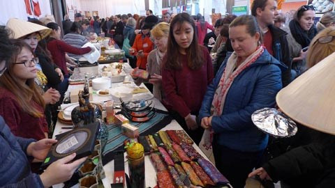 Le Vietnam participe au Marché caritatif de Noël en Slovaquie ảnh 1 Le Vietnam participe au Marché caritatif de Noël en Slovaquie ảnh 1