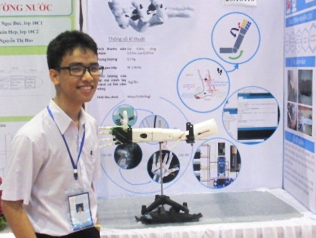 Un élève vietnamien fabrique avec succès un « bras robotisé pour les personnes handicapées» ảnh 1 Un élève vietnamien fabrique avec succès un « bras robotisé pour les personnes handicapées» ảnh 1