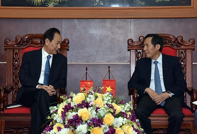 Le président de Xinhua travaille avec des responsables du journal Nhan Dan ảnh 1 Le président de Xinhua travaille avec des responsables du journal Nhan Dan ảnh 1