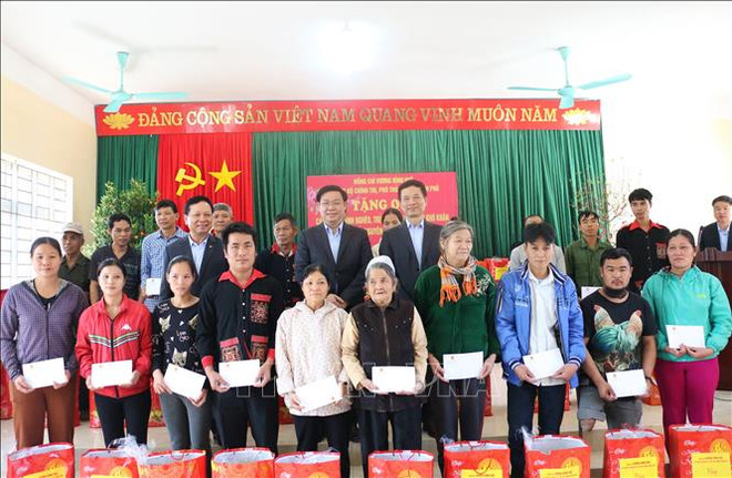 Têt : cadeaux à des personnes en difficulté à Hoa Binh ảnh 1 Têt : cadeaux à des personnes en difficulté à Hoa Binh ảnh 1