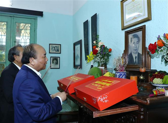Le PM Nguyên Xuân Phuc rend hommage à d’anciens dirigeants ảnh 3