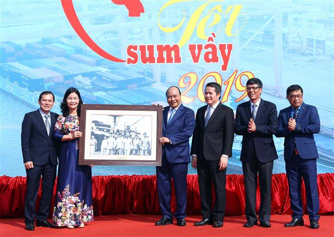 Le Premier ministre Nguyên Xuân Phuc salue les apports des ouvriers ảnh 1 Le Premier ministre Nguyên Xuân Phuc salue les apports des ouvriers ảnh 1
