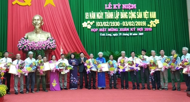Célébration de l’anniversaire de la fondation du Parti à Vinh Long ảnh 1