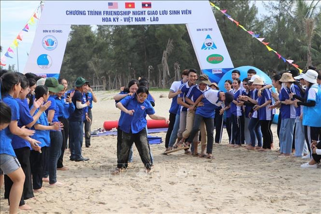 Échange entre des étudiants des États-Unis, du Vietnam et du Laos à Quang Ngai ảnh 1 Échange entre des étudiants des États-Unis, du Vietnam et du Laos à Quang Ngai ảnh 1