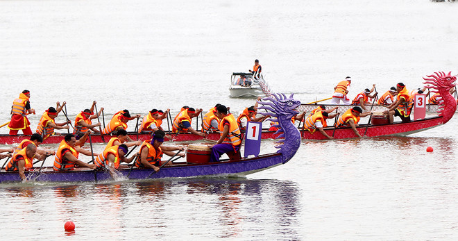 Phu Tho: Une course de pirogue dans le cadre de la fête des rois Hùng ảnh 1 Phu Tho: Une course de pirogue dans le cadre de la fête des rois Hùng ảnh 1