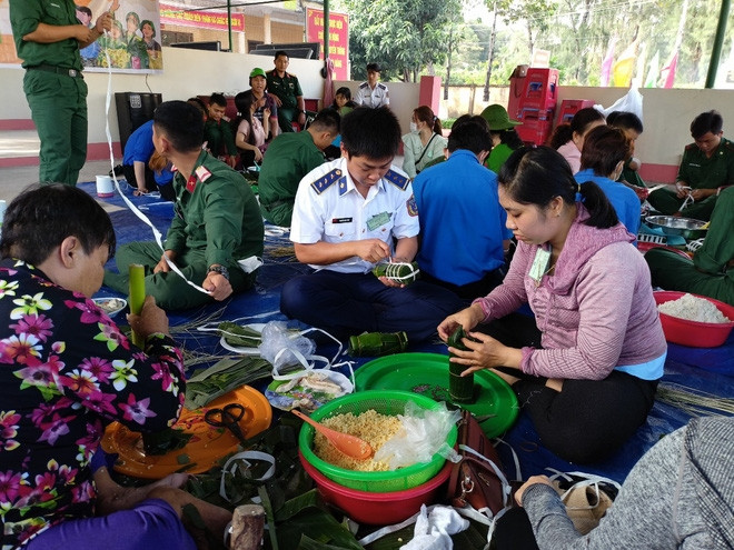 Amour entre les habitants et les soldats avec le programme "Têt sur l’île" ảnh 3 Amour entre les habitants et les soldats avec le programme "Têt sur l’île" ảnh 3