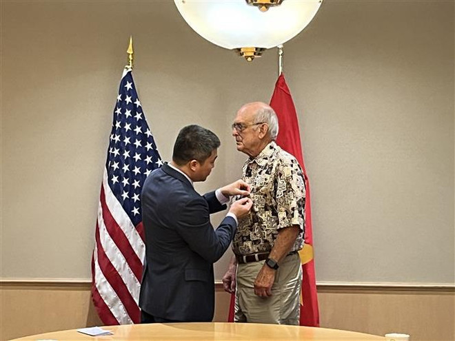 Remise de l'Insigne "Pour la paix et l'amitié entre les nations" à trois amis américains ảnh 2 Remise de l'Insigne "Pour la paix et l'amitié entre les nations" à trois amis américains ảnh 2