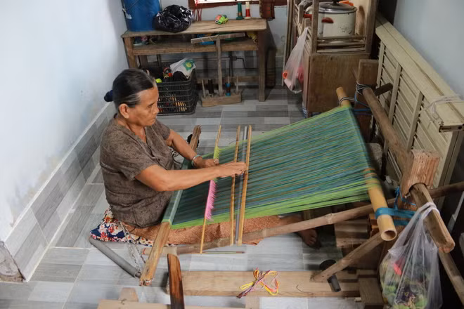 Préserver et développer le tissage des brocatelles Cham ảnh 1