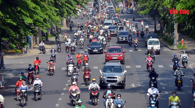 Les gens reviennent en masse dans les grandes villes après le Têt ảnh 1