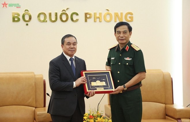 Le ministre de la Défense reçoit l'ambassadeur du Laos au Vietnam ảnh 1 Le ministre de la Défense reçoit l'ambassadeur du Laos au Vietnam ảnh 1