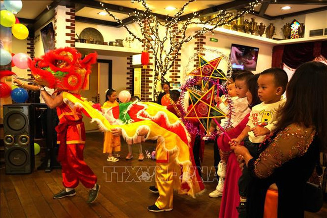 La Fête de la mi-automne célébrée au Laos, au Cambodge, en Russie et en Afrique du Sud ảnh 3 La Fête de la mi-automne célébrée au Laos, au Cambodge, en Russie et en Afrique du Sud ảnh 3