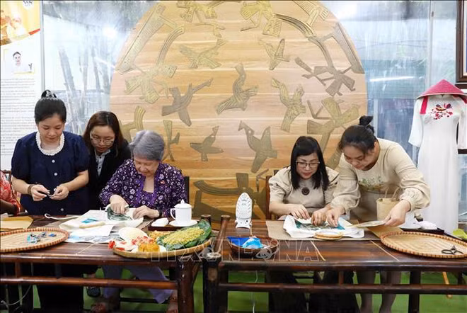 Les épouses des PM vietnamien et singapourien visitent une installation artisanale pour personnes handicapées ảnh 1