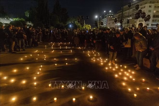 Messages de condoléances suite à un accident ferroviaire meurtrier en Grèce ảnh 1