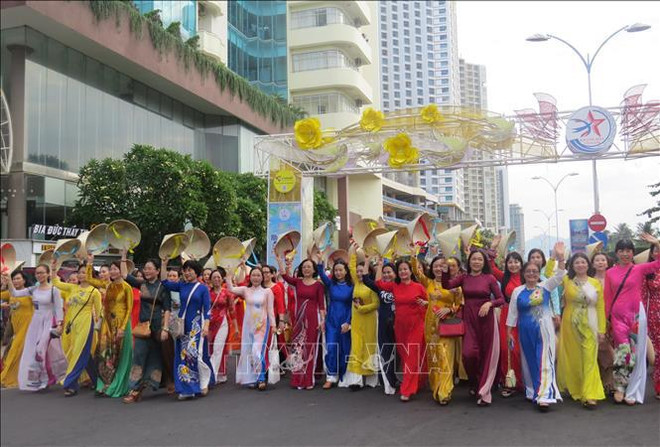 Festival de la mer de Nha Trang: plus de 6.000 femmes participent au défilé de l’ao dài ảnh 3 Festival de la mer de Nha Trang: plus de 6.000 femmes participent au défilé de l’ao dài ảnh 3