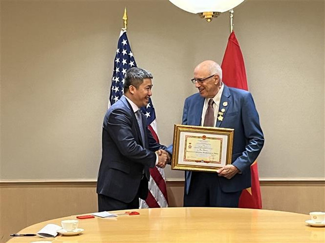 Remise de l'Insigne "Pour la paix et l'amitié entre les nations" à trois amis américains ảnh 1 Remise de l'Insigne "Pour la paix et l'amitié entre les nations" à trois amis américains ảnh 1