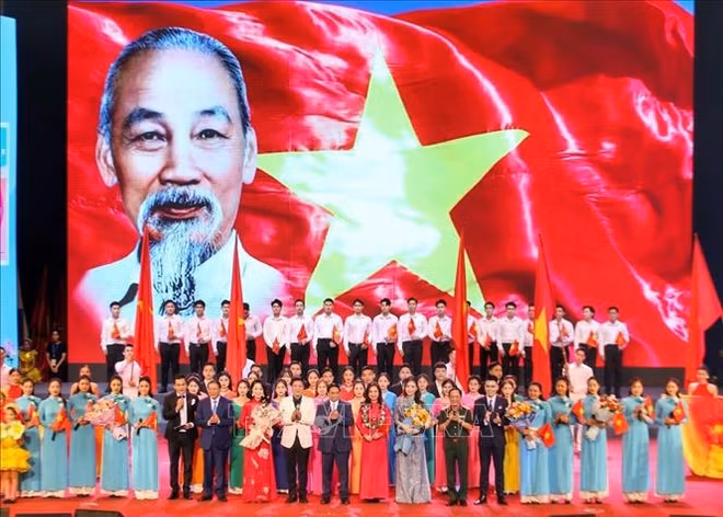Le PM appelle à promouvoir la beauté de la culture, de la tradition et des aspirations vietnamiens ảnh 2