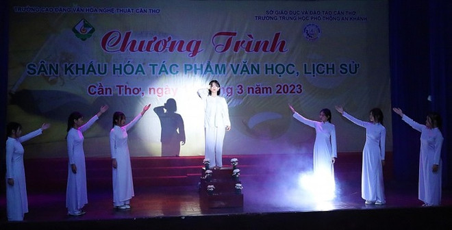 Cân Tho: Quand des œuvres littéraires et historiques sont adaptées au théâtre ảnh 2 Cân Tho: Quand des œuvres littéraires et historiques sont adaptées au théâtre ảnh 2