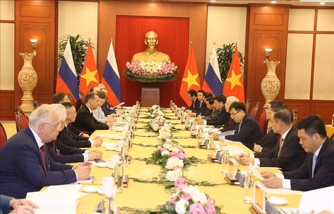 Le leader du PCV s'entretient avec le président du Parti Russie unie ảnh 2