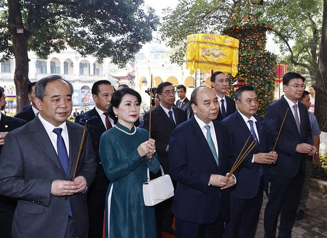Le président Nguyen Xuan Phuc et des Vietnamiens à l'étranger offrent de l'encens aux ancêtres ảnh 1 Le président Nguyen Xuan Phuc et des Vietnamiens à l'étranger offrent de l'encens aux ancêtres ảnh 1