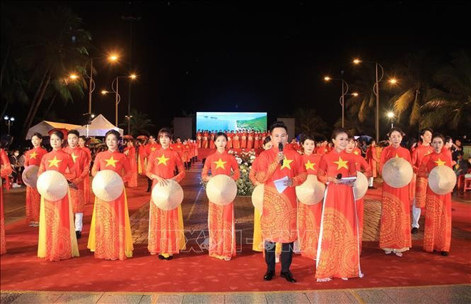 L’Ao Dài vietnamien à l’honneur au Festival de la mer de Nha Trang ảnh 1 L’Ao Dài vietnamien à l’honneur au Festival de la mer de Nha Trang ảnh 1