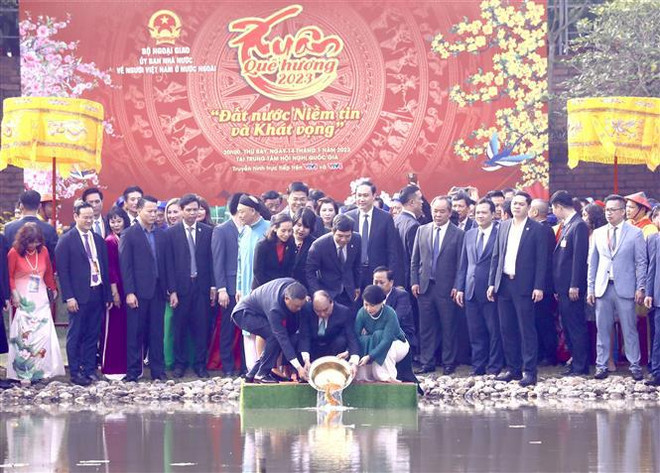 Le président Nguyen Xuan Phuc et des Vietnamiens à l'étranger offrent de l'encens aux ancêtres ảnh 2 Le président Nguyen Xuan Phuc et des Vietnamiens à l'étranger offrent de l'encens aux ancêtres ảnh 2