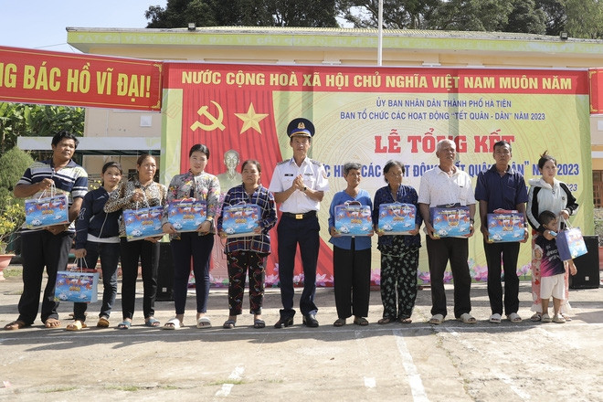 Amour entre les habitants et les soldats avec le programme "Têt sur l’île" ảnh 1 Amour entre les habitants et les soldats avec le programme "Têt sur l’île" ảnh 1