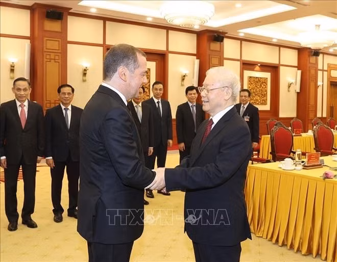 Le leader du PCV s'entretient avec le président du Parti Russie unie ảnh 1