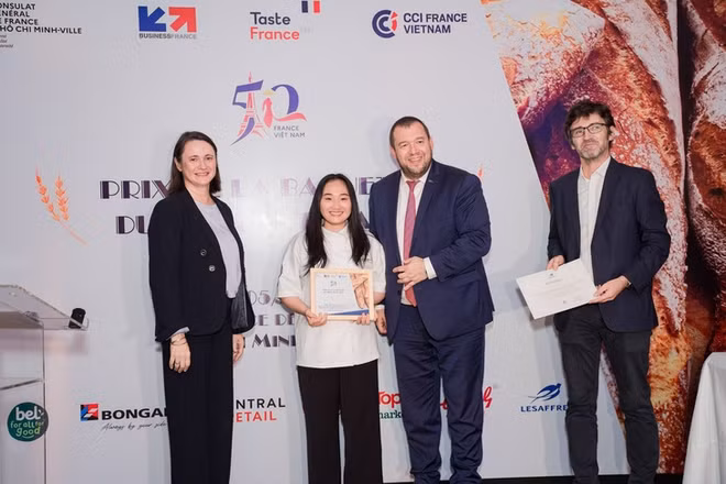 Concours de fabrication de baguettes célébrant les relations diplomatiques France - Vietnam ảnh 1